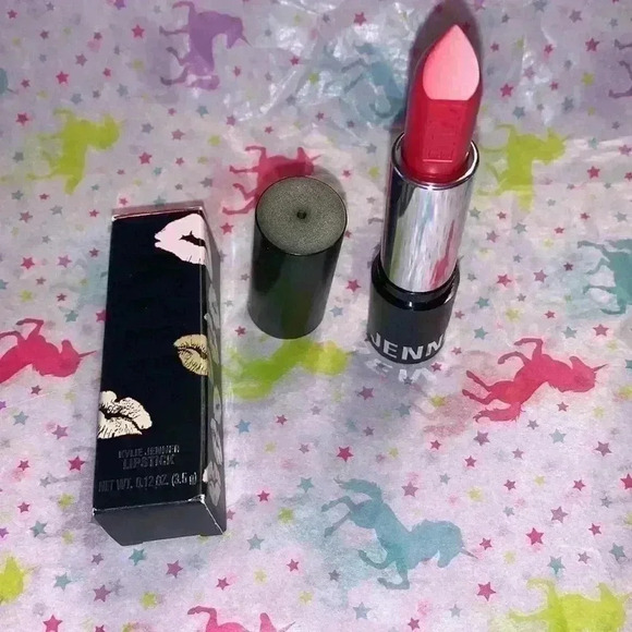 Kylie Jenner Boss Matte Lipstick - Picture 10 of 12